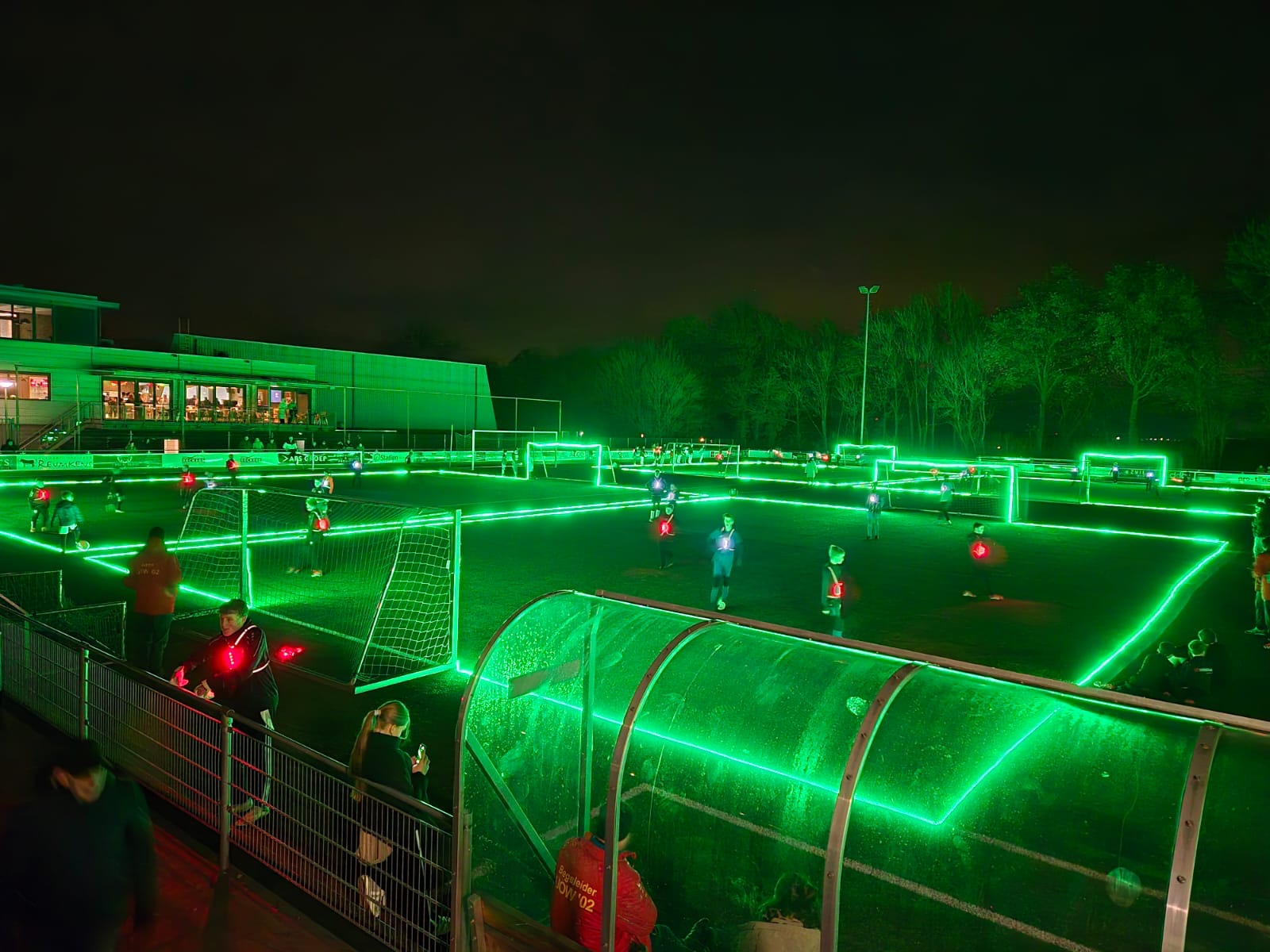 Jeugd geniet van de Ledsplay activiteit